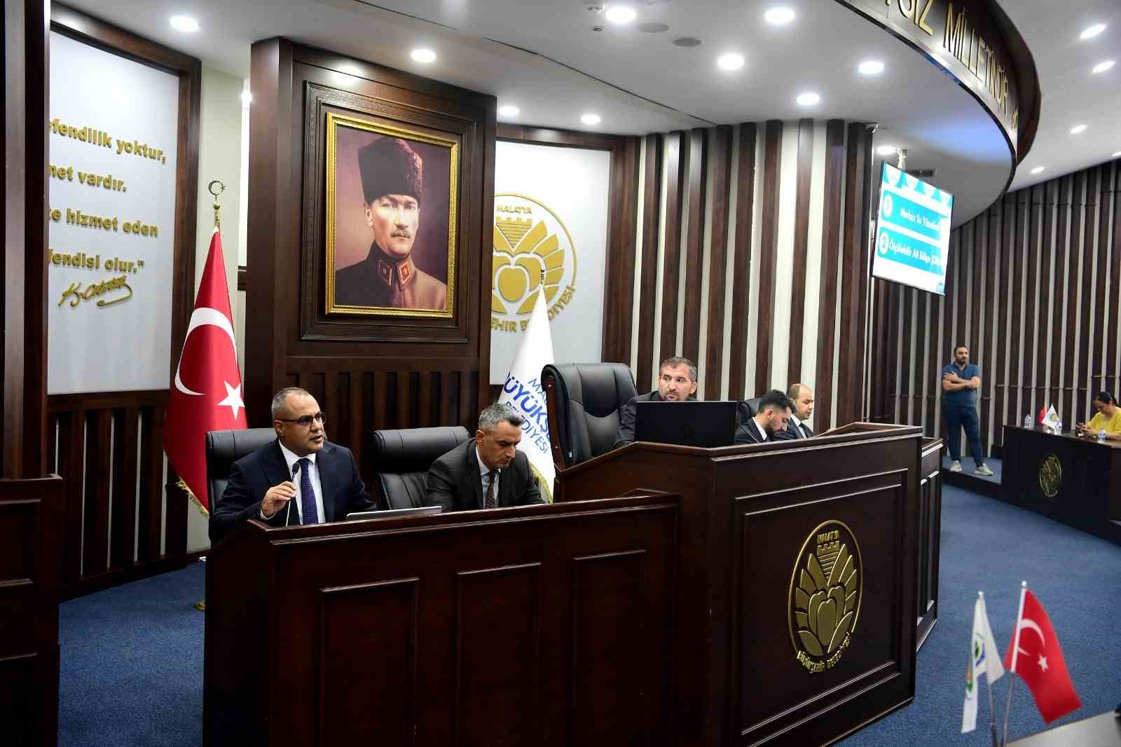 Malatya Belediyesi’nden öğrencilere 1 aylık ücretsiz abonman ve destek çantası 