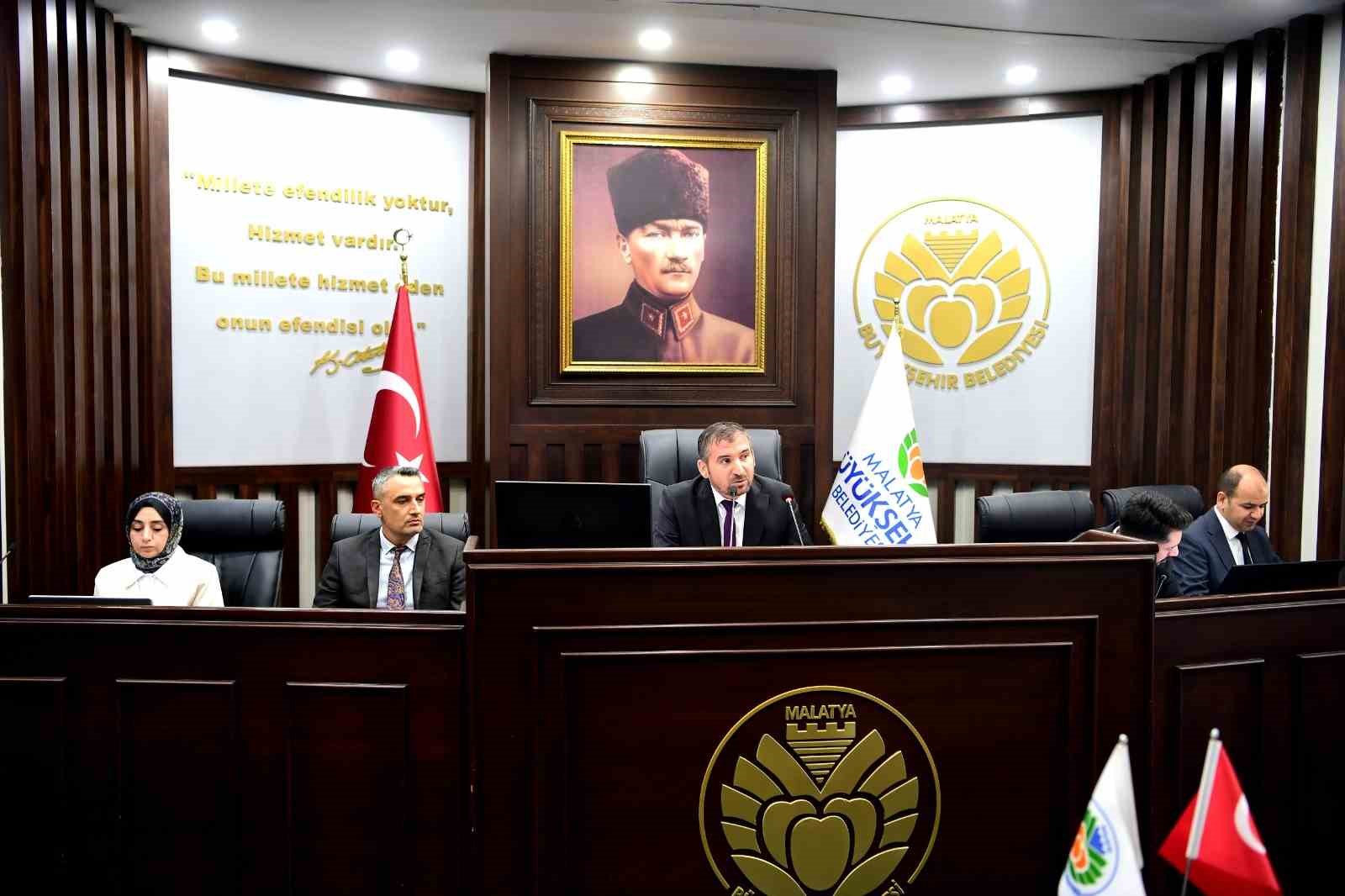 Malatya Belediyesi’nden öğrencilere 1 aylık ücretsiz abonman ve destek çantası 
