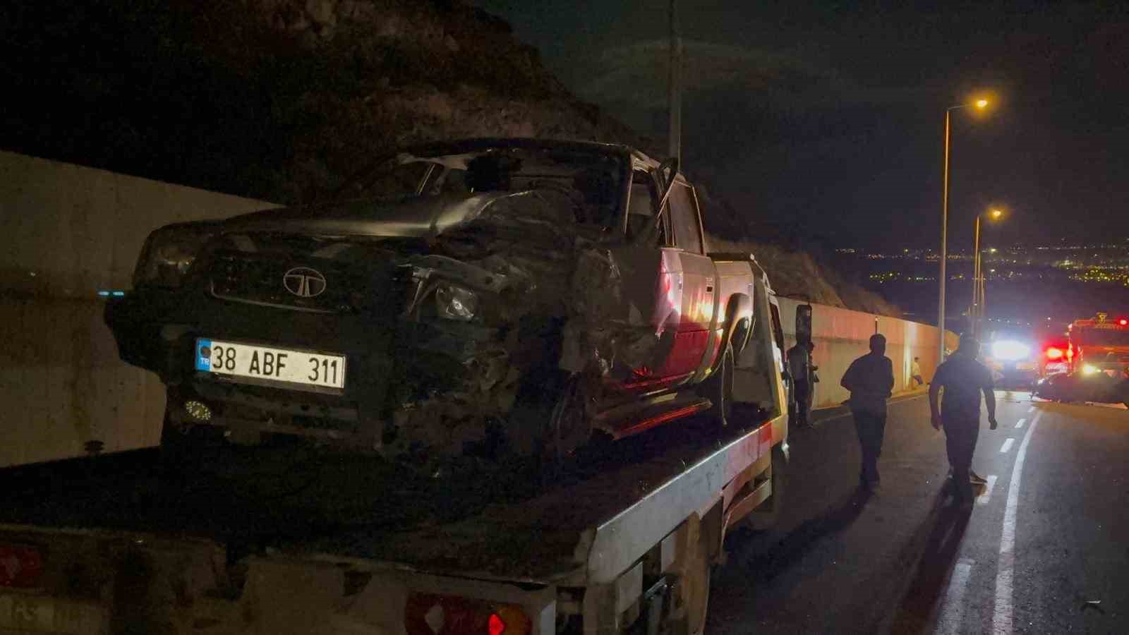 Kayseri’de iki araç kafa kafaya çarpıştı: 1 ölü, 3 yaralı 