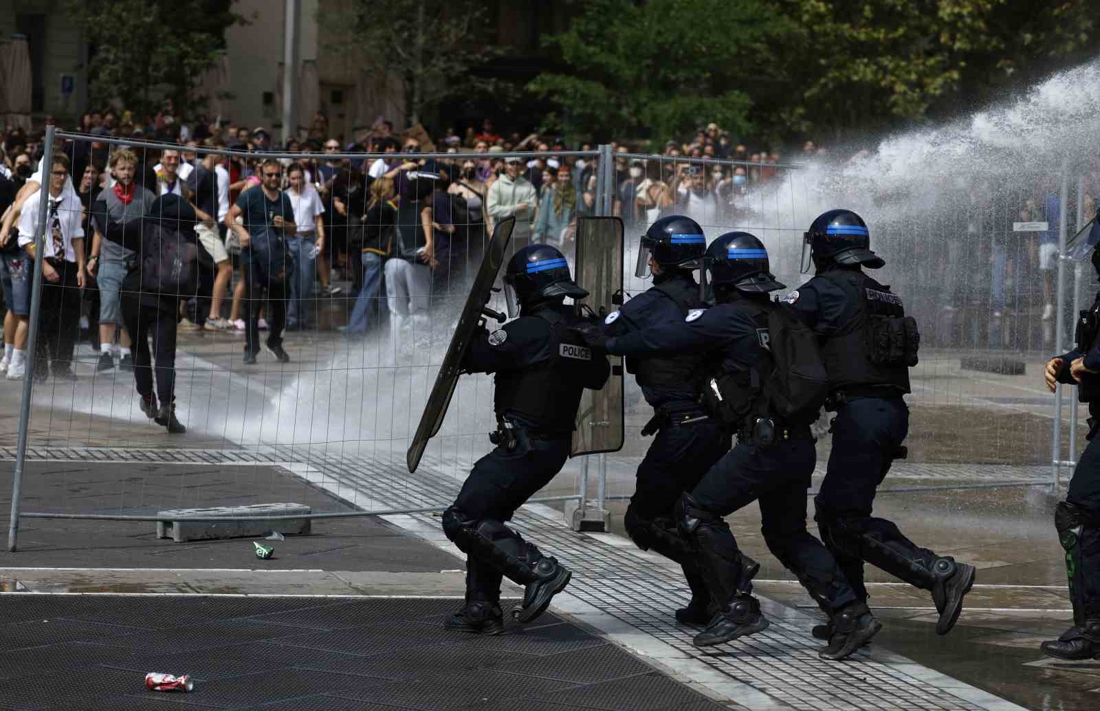 Fransa’daki protestolarda gözaltı sayısı 473’e yükseldi