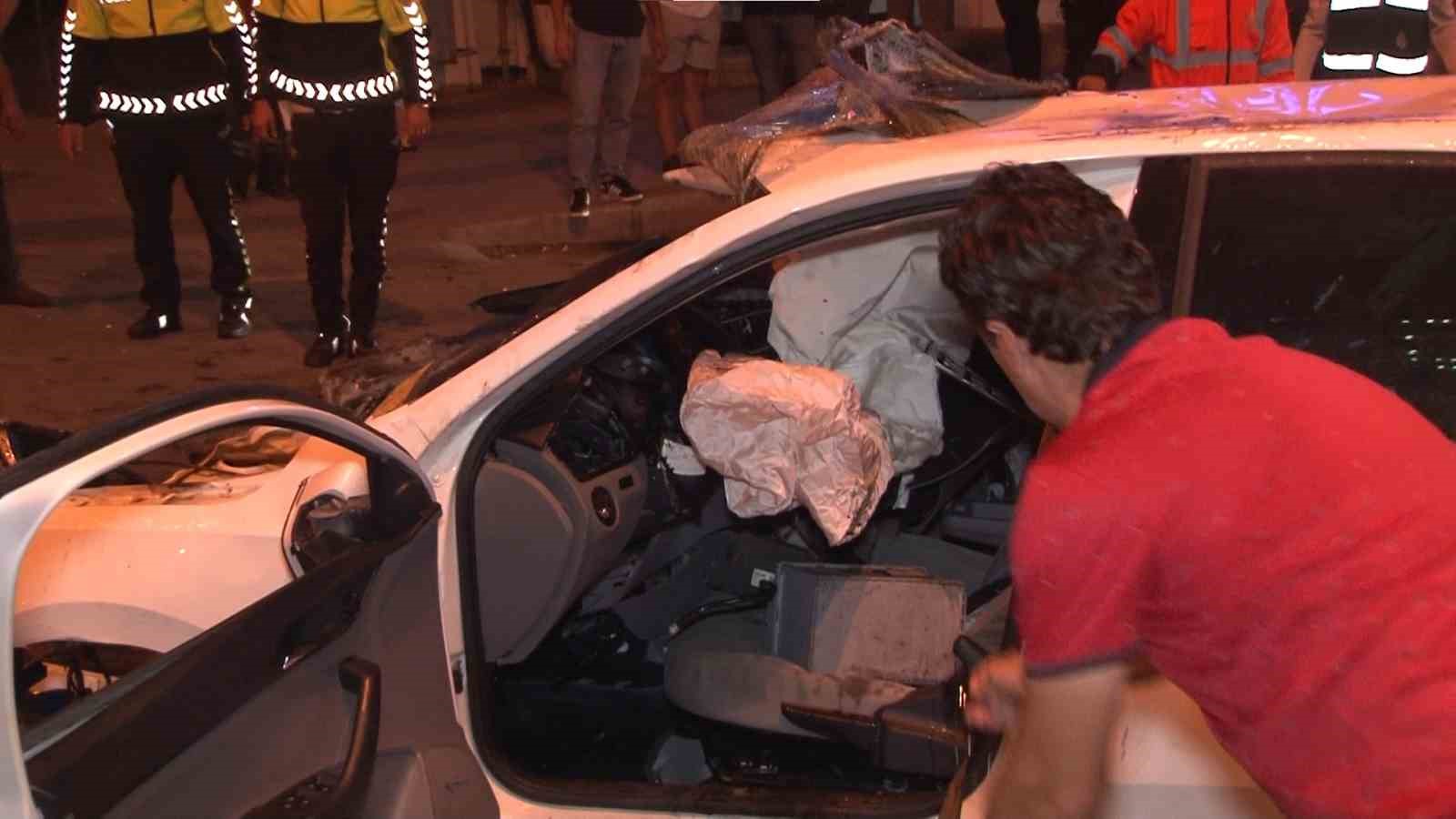 Ümraniye’de İETT otobüsüne otomobil çarptı: 1’i ağır 2 yaralı 