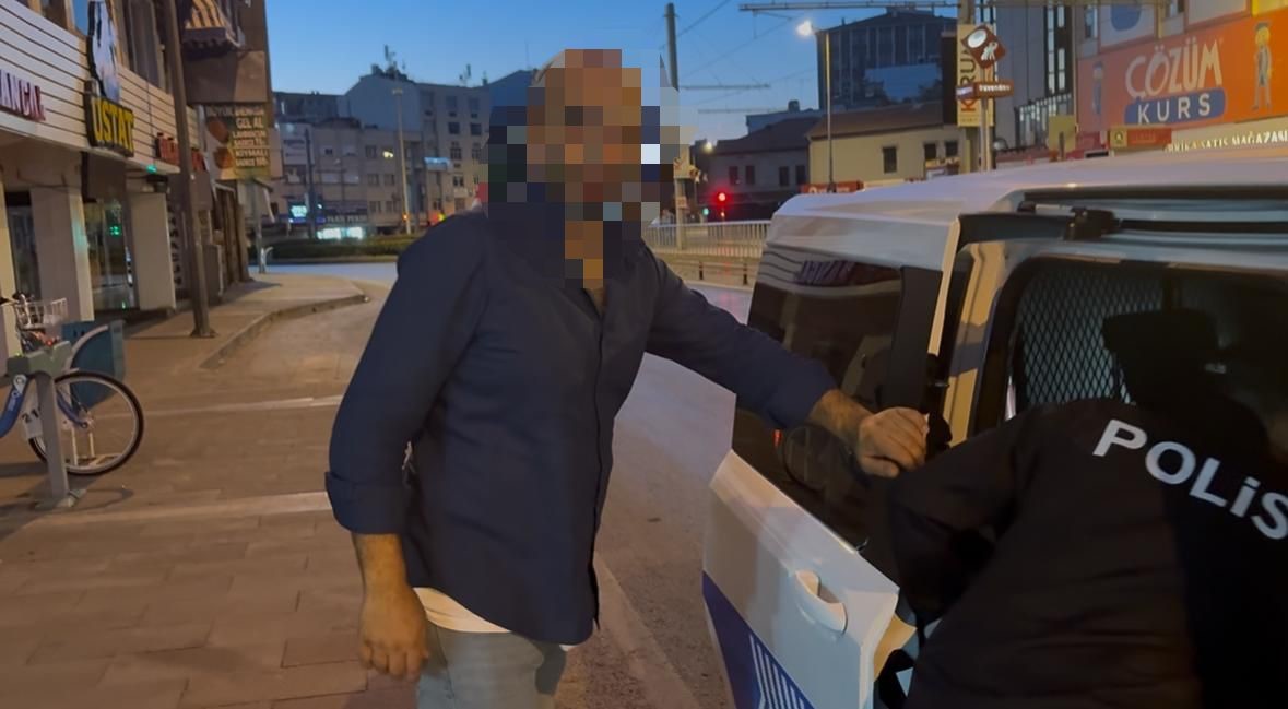 Alkollü sürücü ters yönden ilerleyerek, servis aracına çarptı 