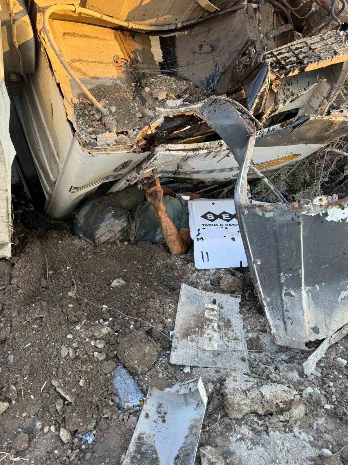 Araç altında sıkışan sürücü kurtarıldı 