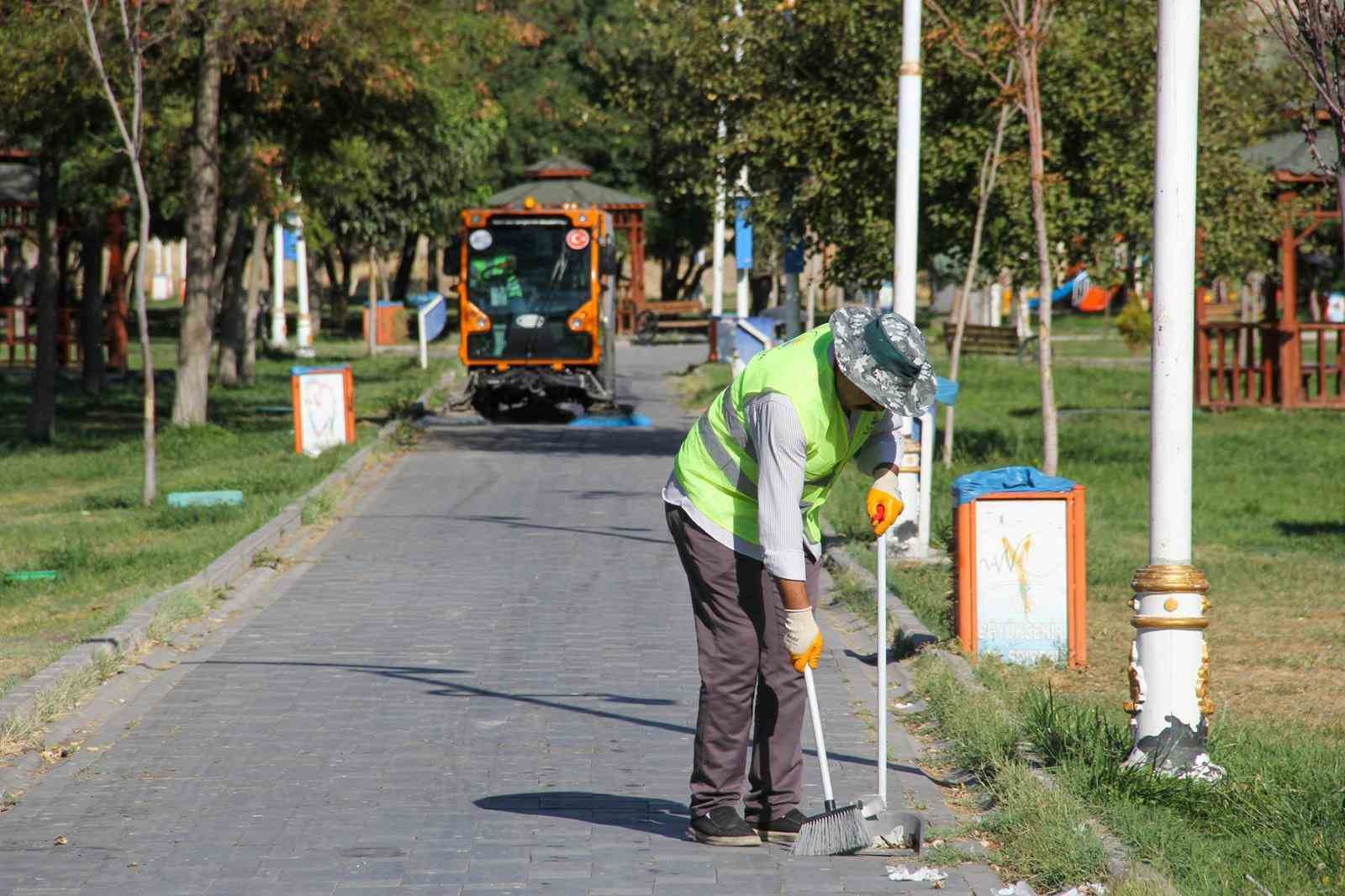 Van Büyükşehir Belediyesinden kapsamlı park temizliği 