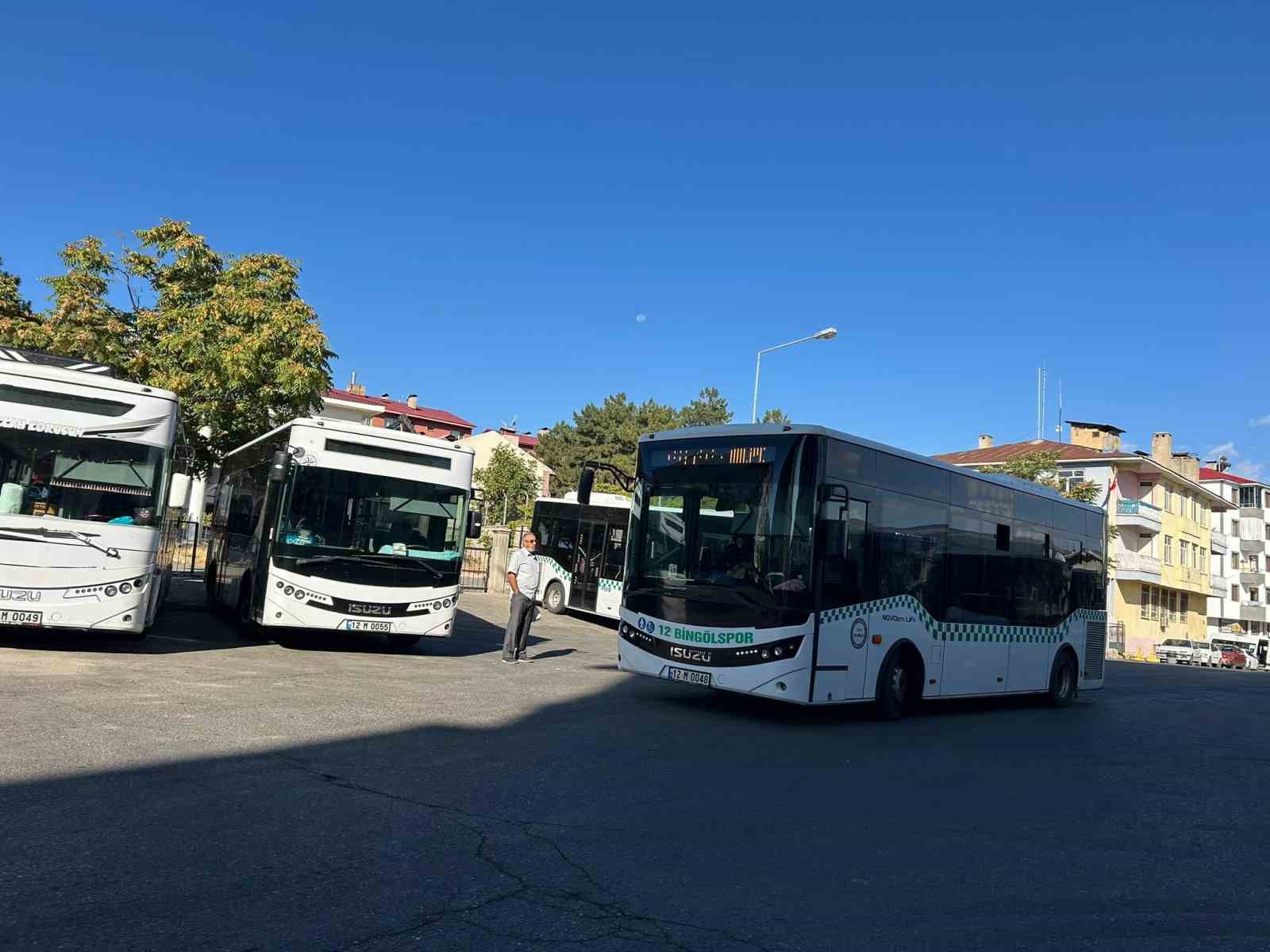 Bingöl’de el freni çekilmeyen otobüs geri kayarak park halindeki diğer otobüse çarptı 