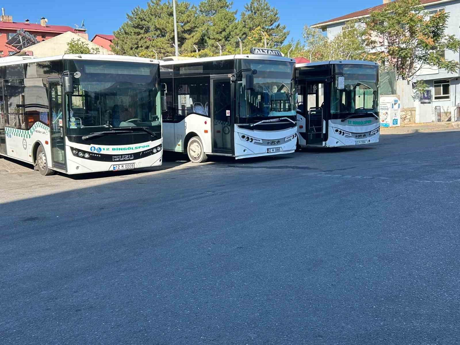 Bingöl’de el freni çekilmeyen otobüs geri kayarak park halindeki diğer otobüse çarptı 