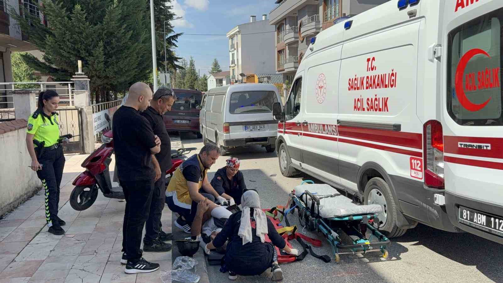 Hafif ticari araç ile çarpışan motosikletin sürücüsü yaralandı 