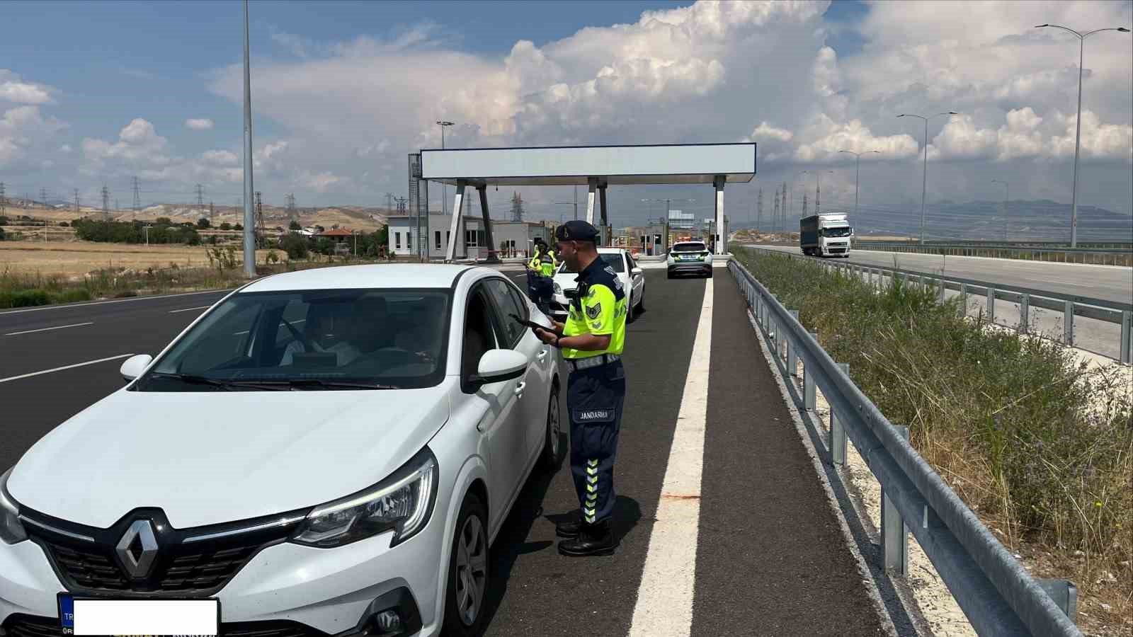 Dinlenme tesisinde unuttuğu arkadaşını almak için ters yönde ilerleyip trafiği tehlikeye attı 