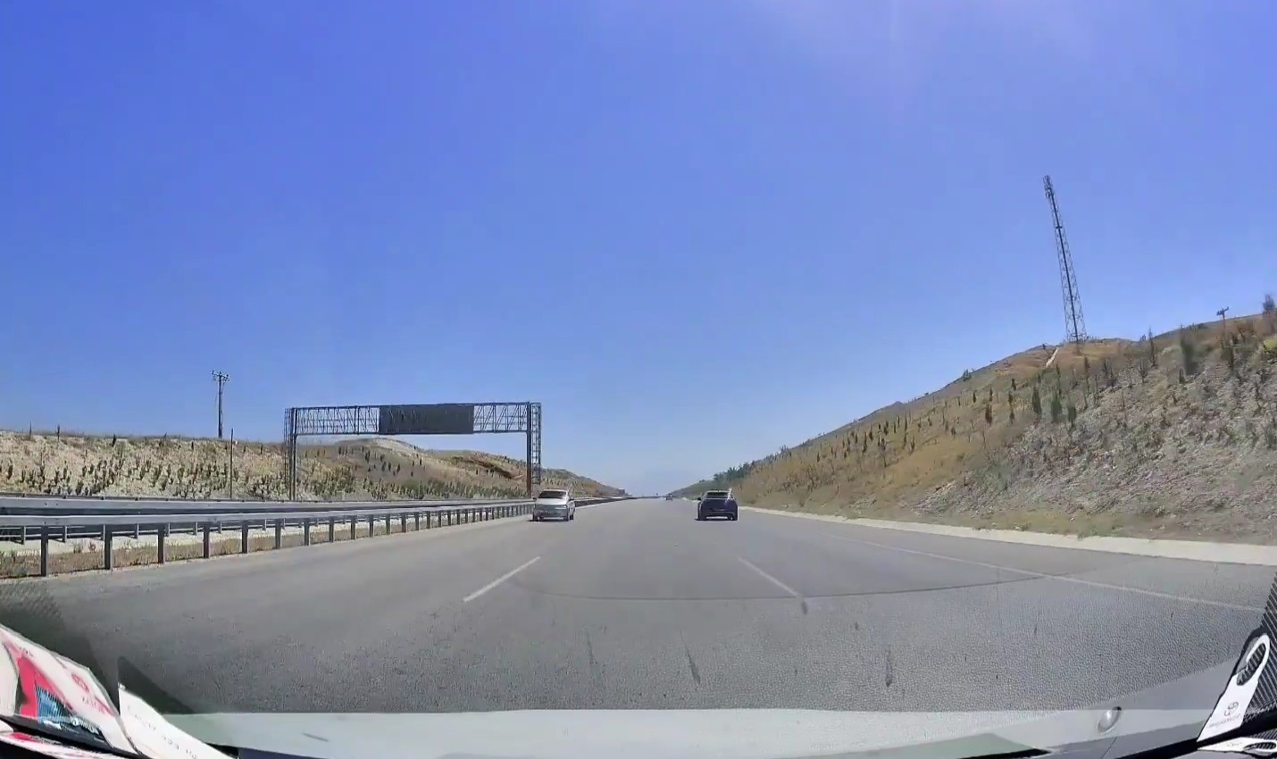 Dinlenme tesisinde unuttuğu arkadaşını almak için ters yönde ilerleyip trafiği tehlikeye attı 