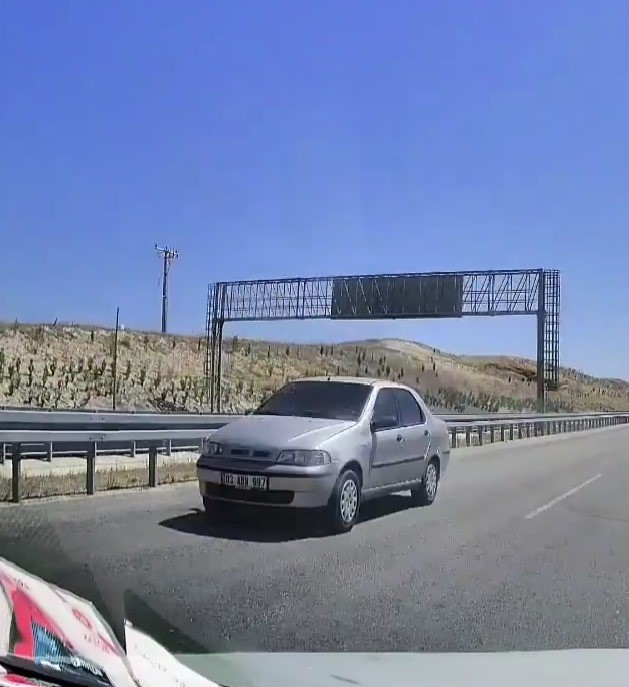 Dinlenme tesisinde unuttuğu arkadaşını almak için ters yönde ilerleyip trafiği tehlikeye attı 