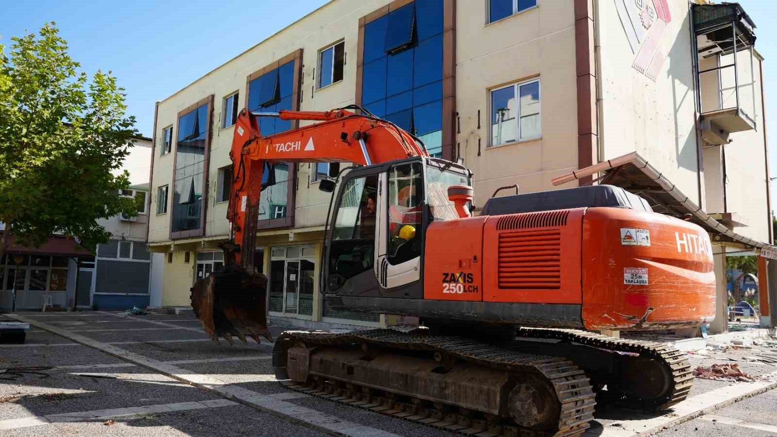 Sındırgı’da depremde hasar alan otel yıkıldı 
