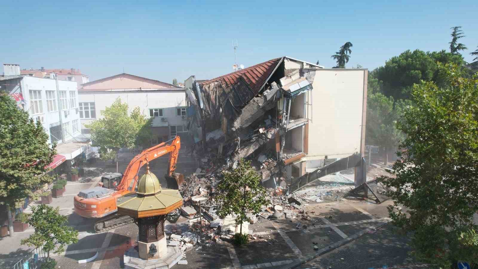 Sındırgı’da depremde hasar alan otel yıkıldı 