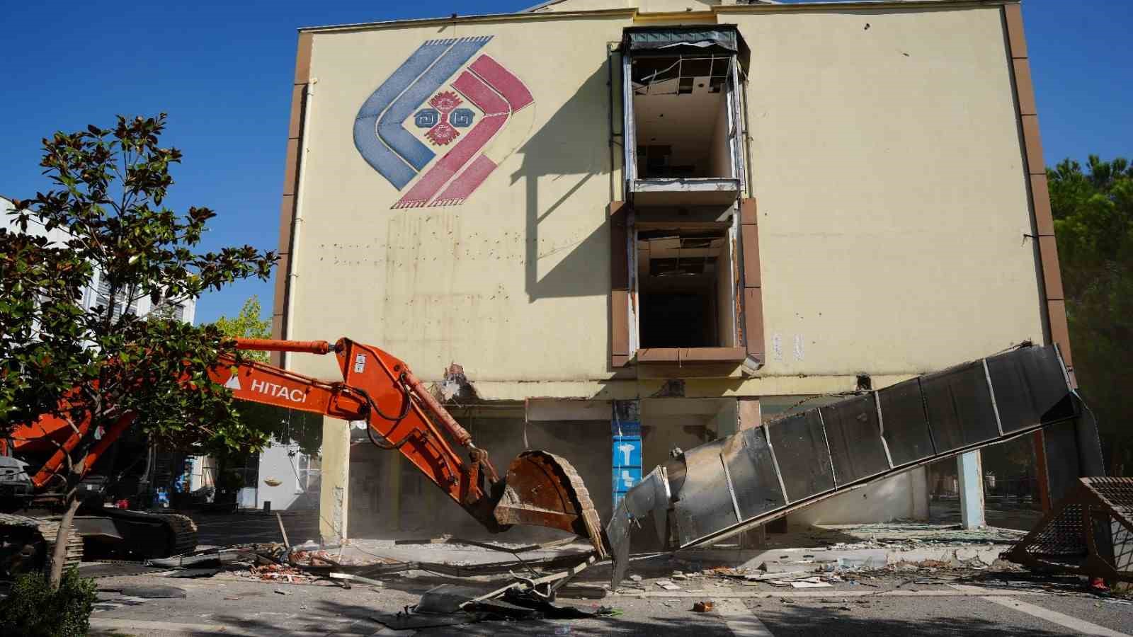 Sındırgı’da depremde hasar alan otel yıkıldı 