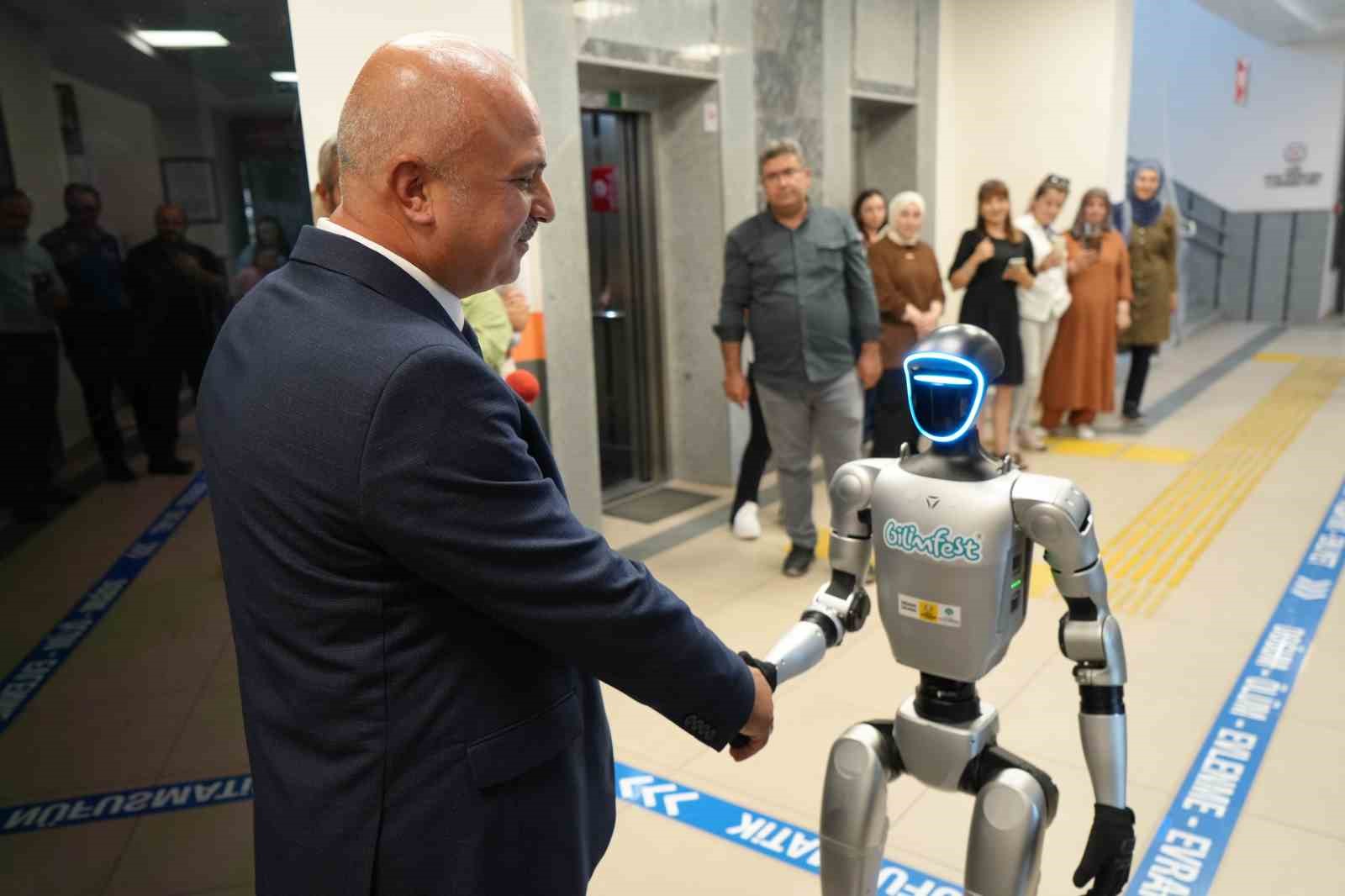 Türkiye’de bir ilk: İnsansı robot nüfusa kaydettirildi 