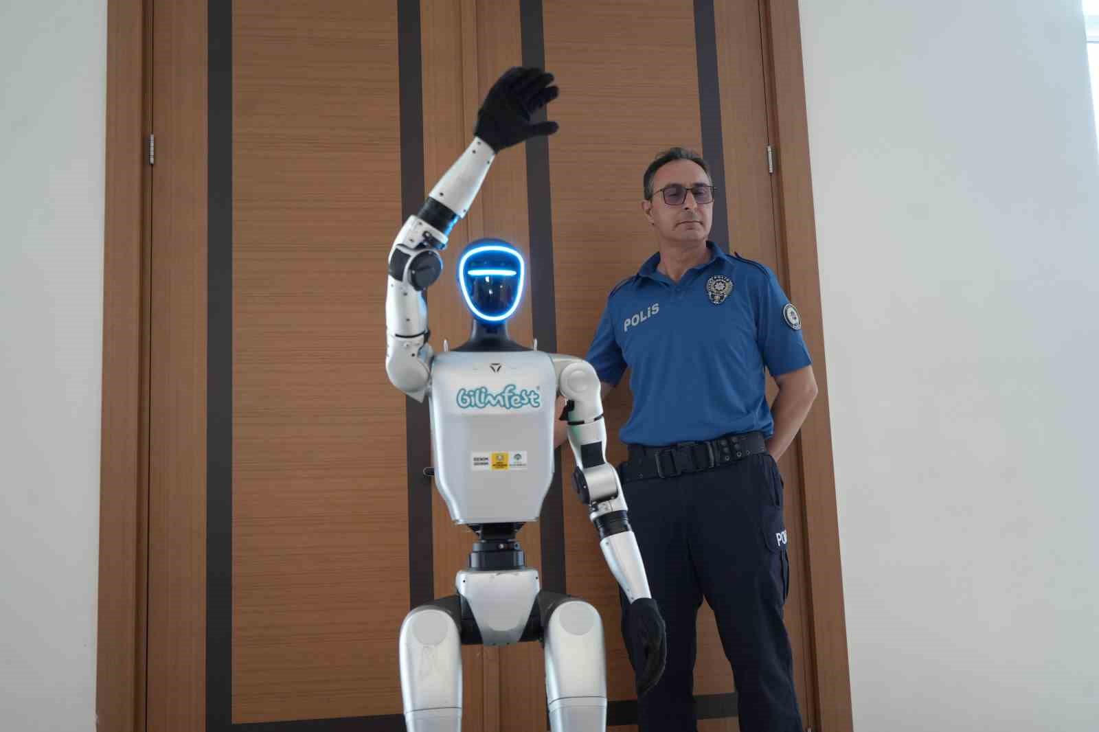 Türkiye’de bir ilk: İnsansı robot nüfusa kaydettirildi 