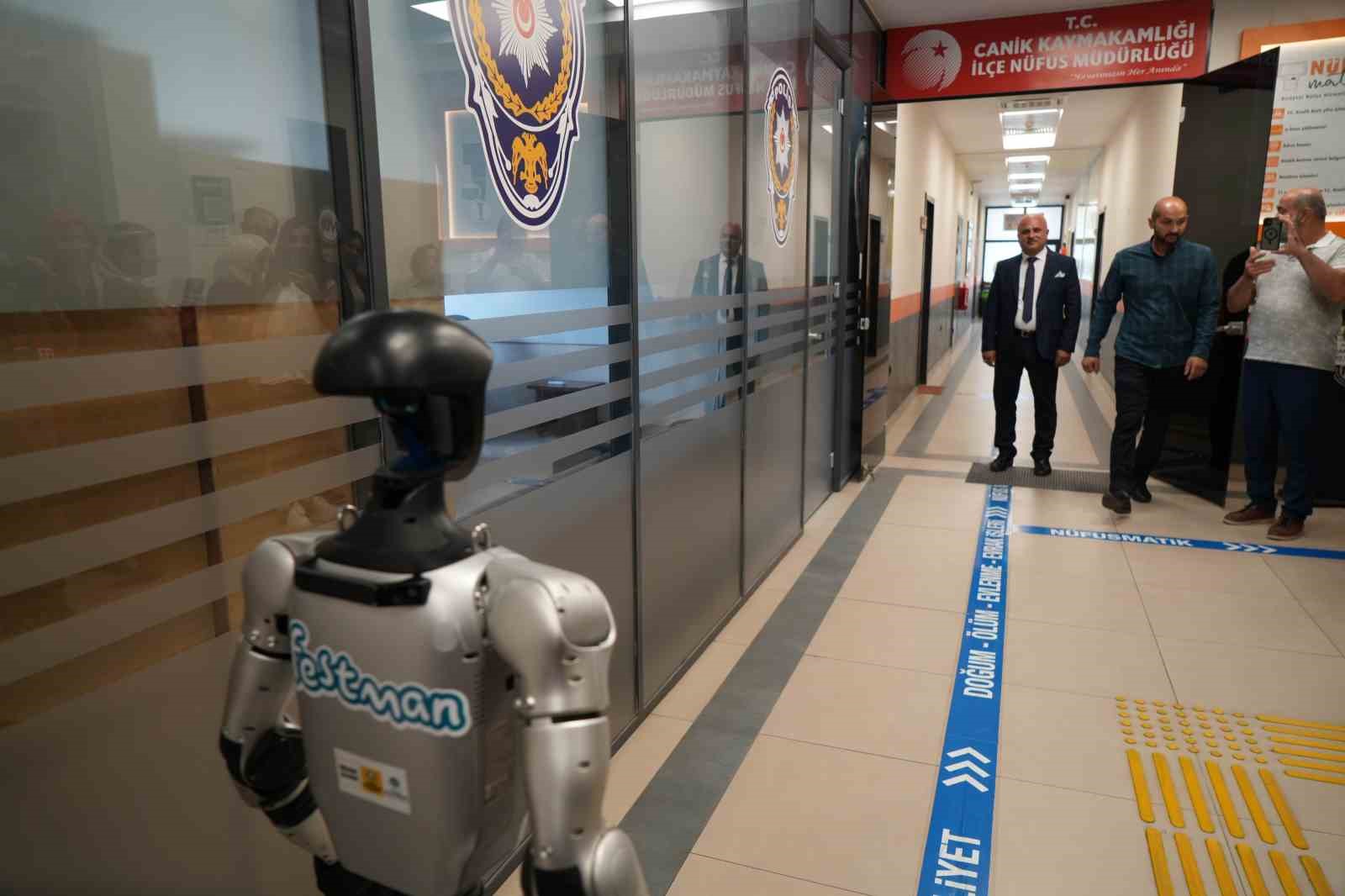 Türkiye’de bir ilk: İnsansı robot nüfusa kaydettirildi 