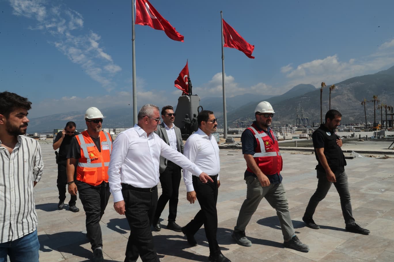 Depremle birlikte 80 santimetre kaymanın yaşandığı İskenderun sahili yeniden hayat buluyor 