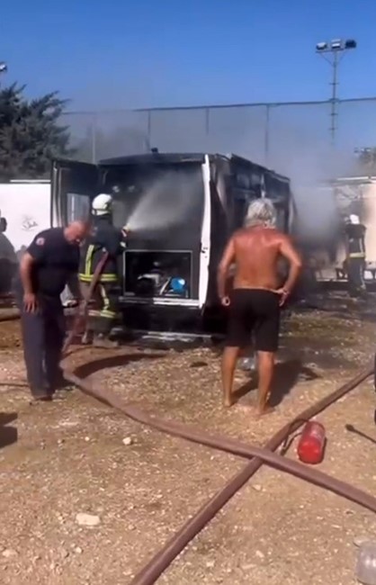 Demre’de park halindeki karavanda çıkan yangın, diğer karavana da sıçradı 