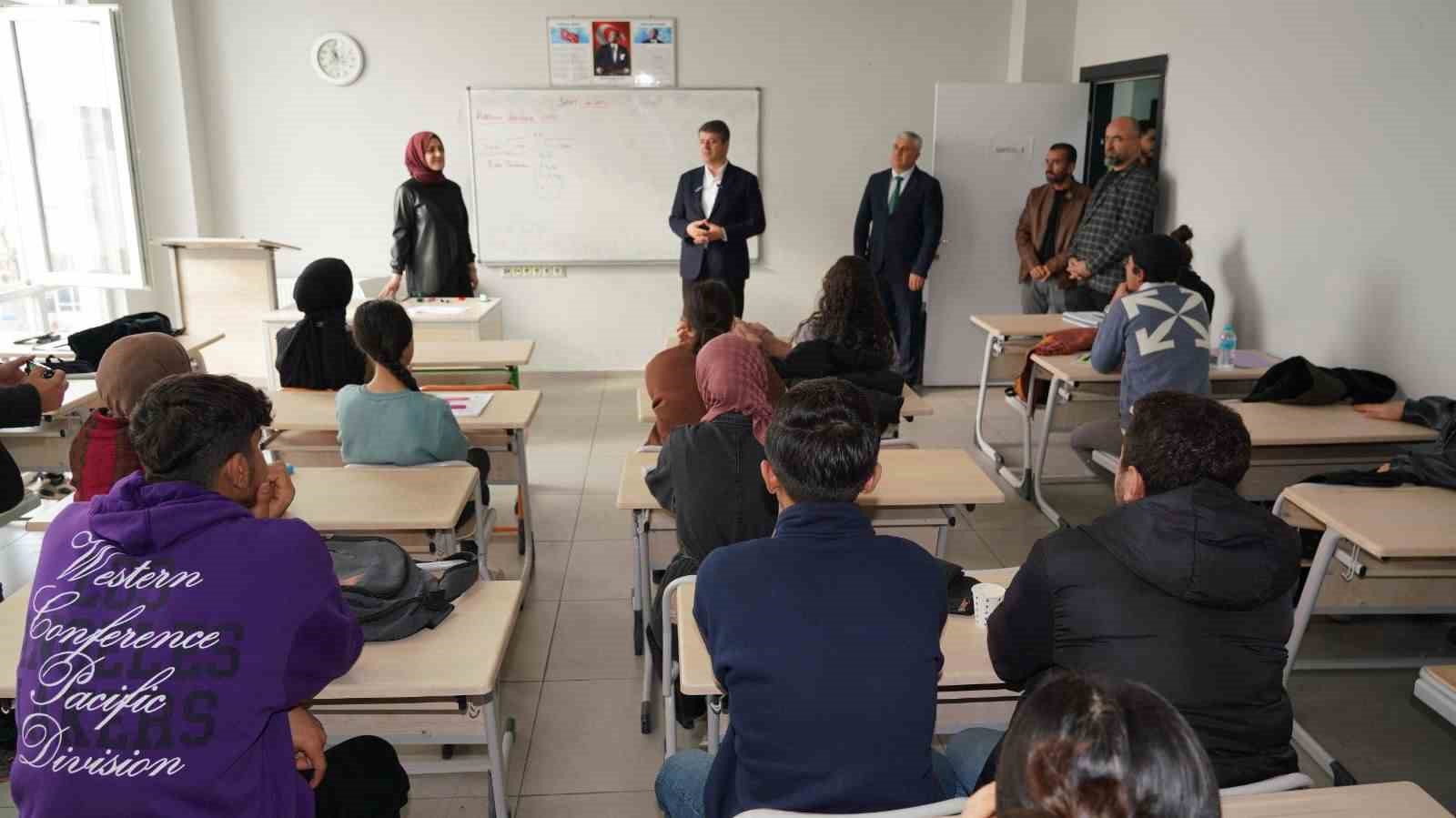 Belediyeden üniversiteyi kazanan öğrencilere eğitim desteği 