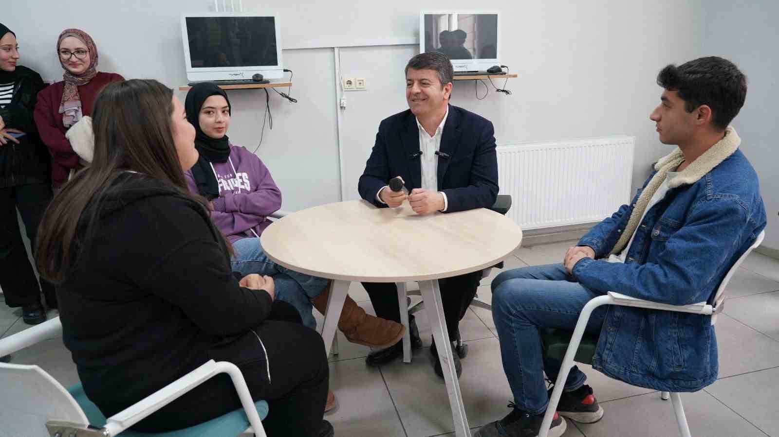 Belediyeden üniversiteyi kazanan öğrencilere eğitim desteği 