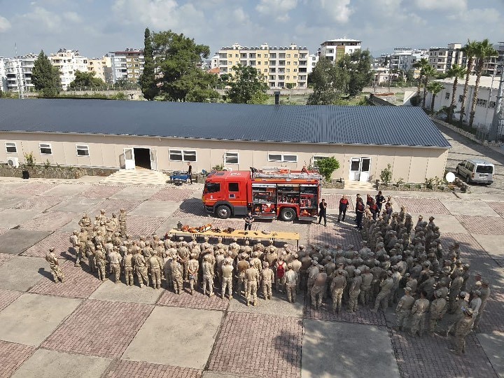 Hatay’da itfaiyeden Mehmetçiğe yangın eğitimi 