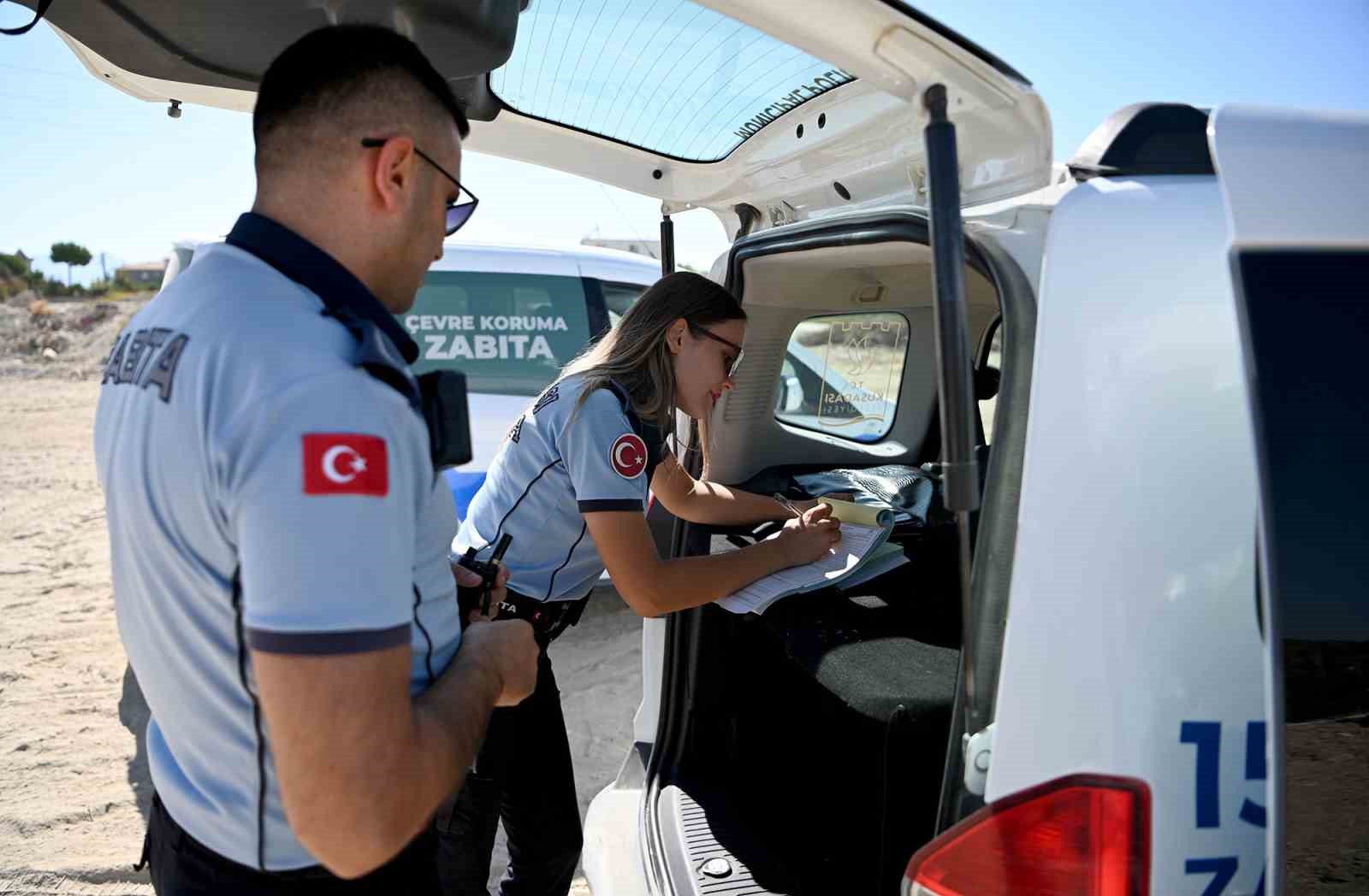 Kuşadası’nda kaçak moloz döken kamyon sürücüsü suçüstü yakalandı