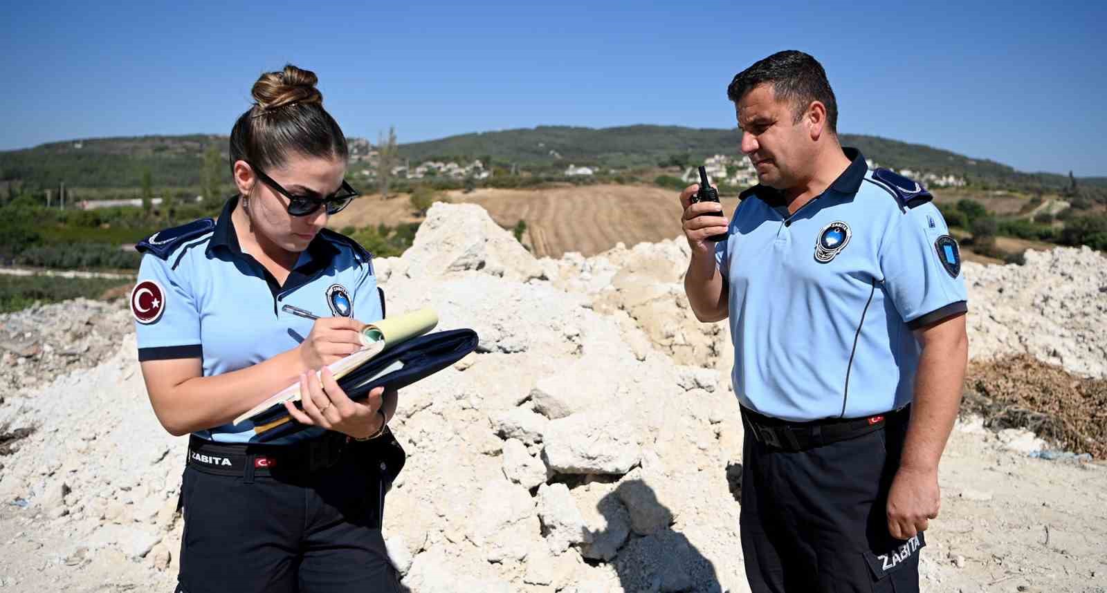 Kuşadası’nda kaçak moloz döken kamyon sürücüsü suçüstü yakalandı 