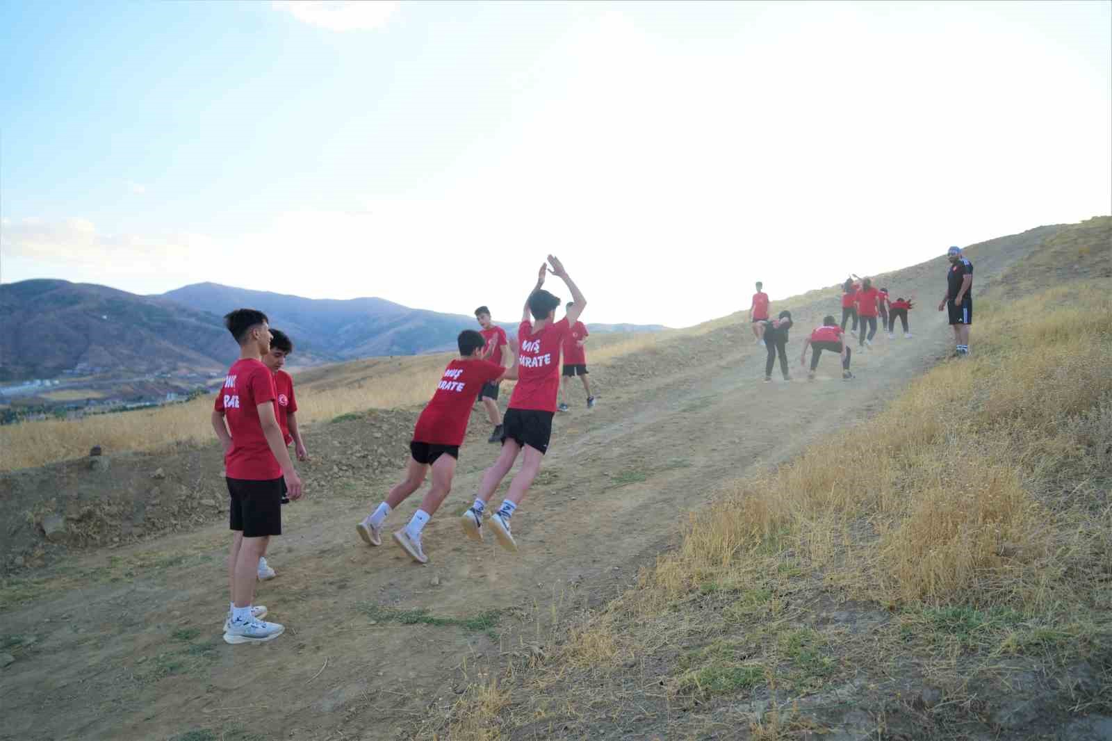Muş’ta karate sporcuları dağ koşusuyla kondisyon artırıyor 