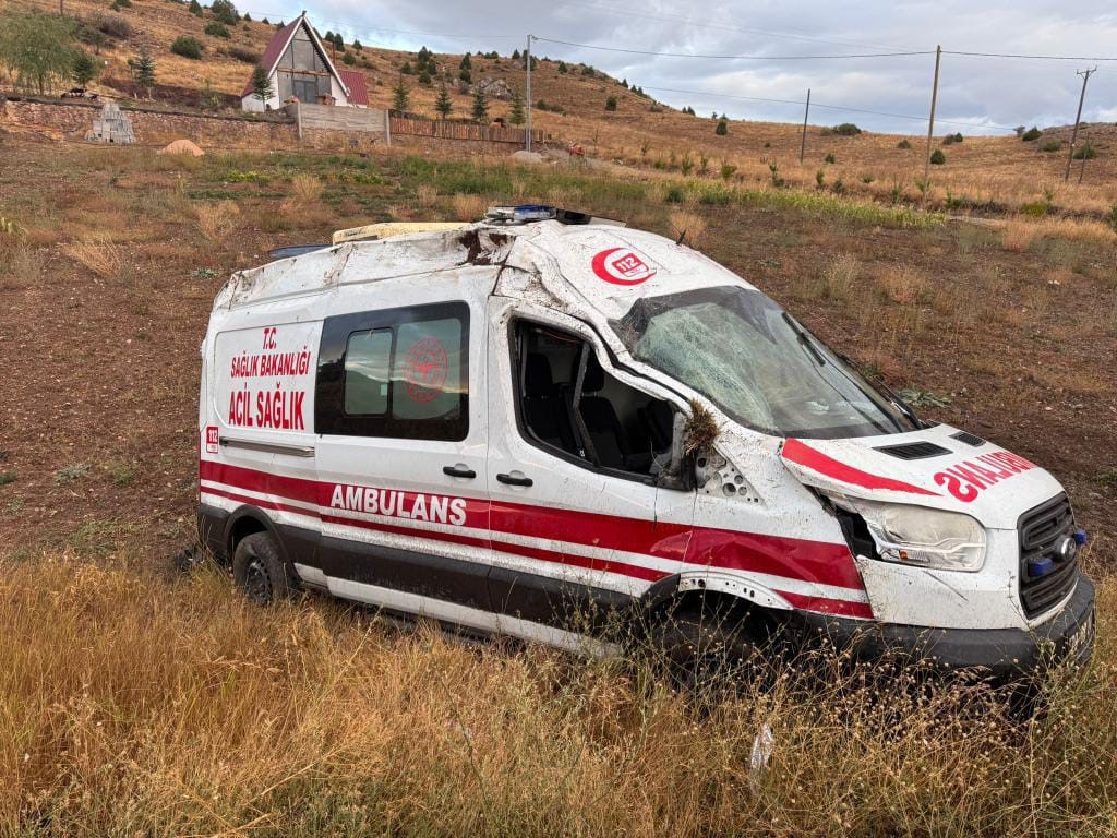 Gümüşhane’de ambulans takla attı: 3 sağlık personeli yaralandı 