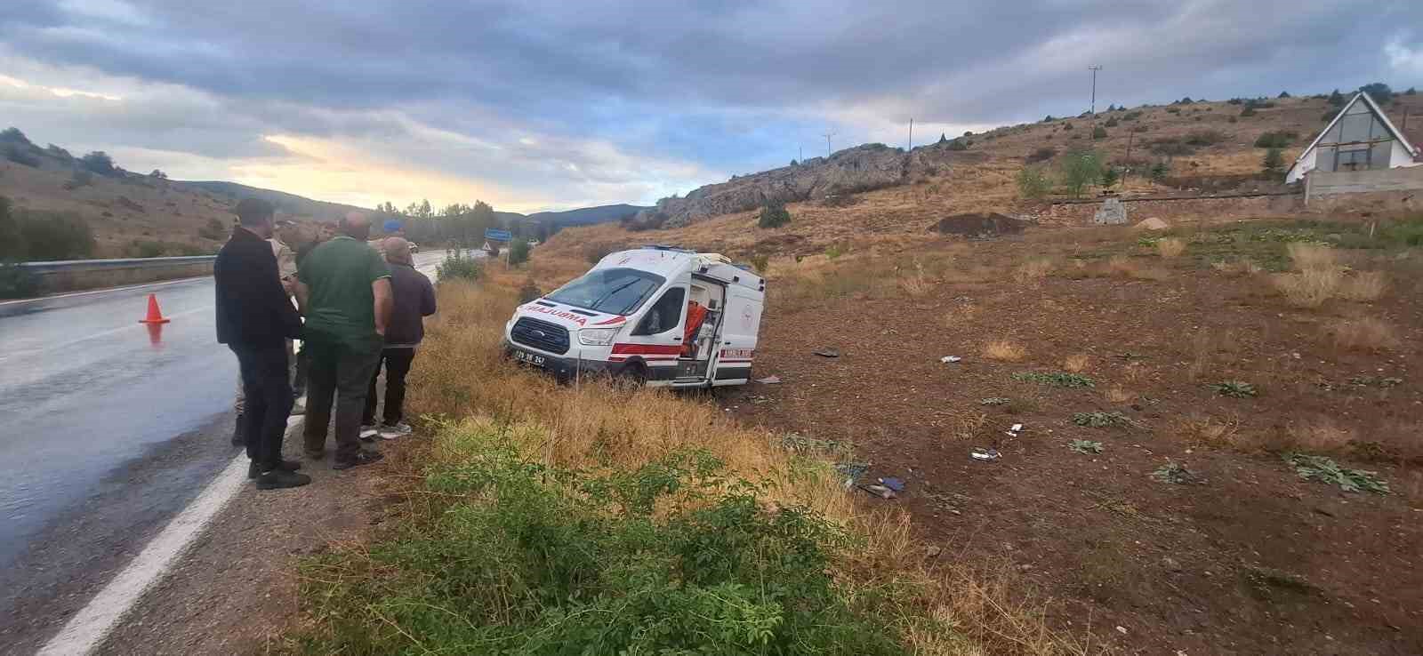 Gümüşhane’de ambulans takla attı: 3 sağlık personeli yaralandı 