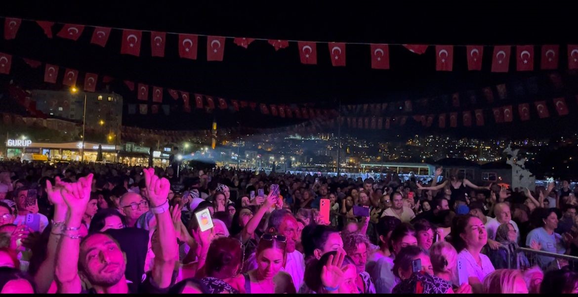 Milyonluk ücreti elinin tersiyle itti: Mehmet Çevik Gemlik’te memleketi için ücretsiz sahne aldı 