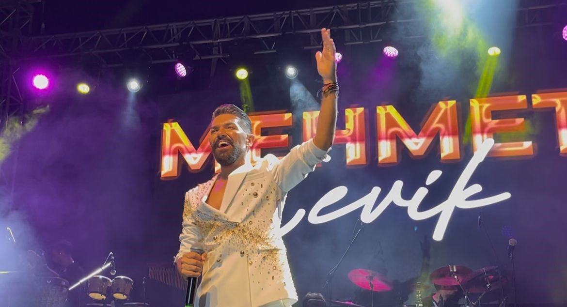 Milyonluk ücreti elinin tersiyle itti: Mehmet Çevik Gemlik’te memleketi için ücretsiz sahne aldı 