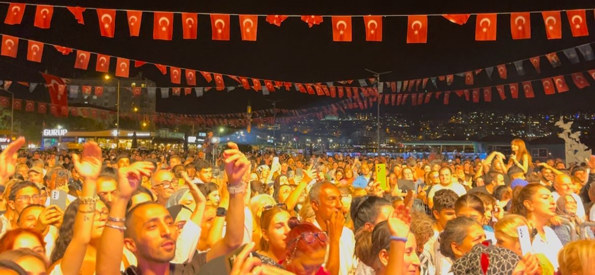 Milyonluk ücreti elinin tersiyle itti: Mehmet Çevik Gemlik’te memleketi için ücretsiz sahne aldı 