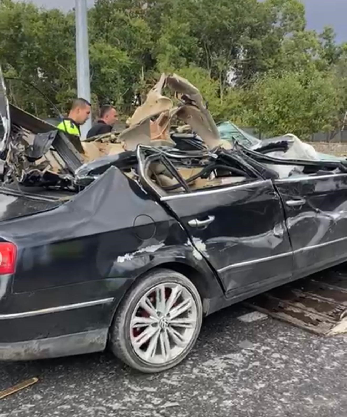 Patnos’ta koyun yüklü tır otomobile çarptı 