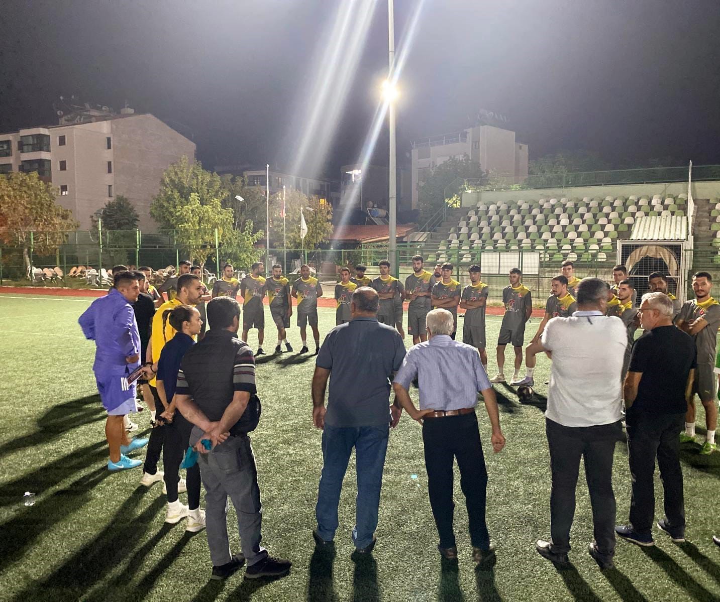 Salihli Seyrantepespor sahaya indi 