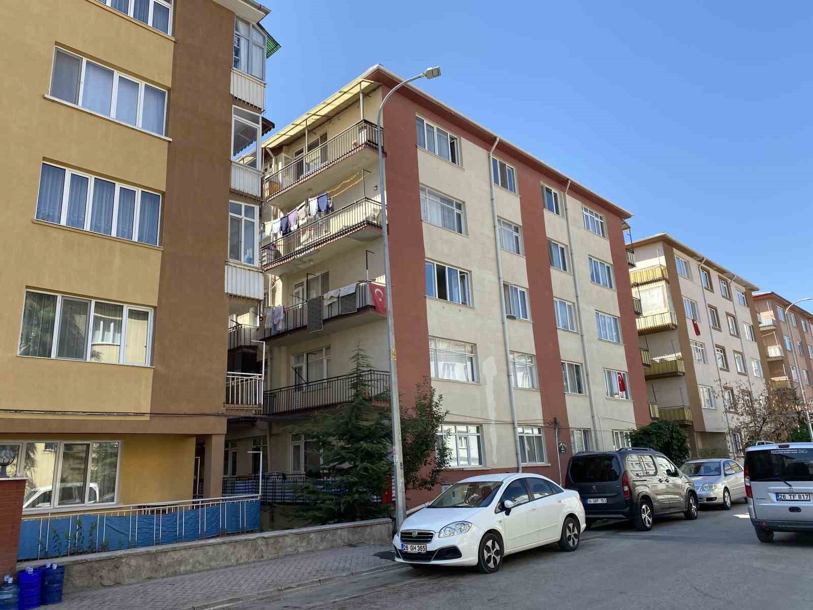 Balkonda alevlenen piknik tüpü sebebiyle yangın çıktı 