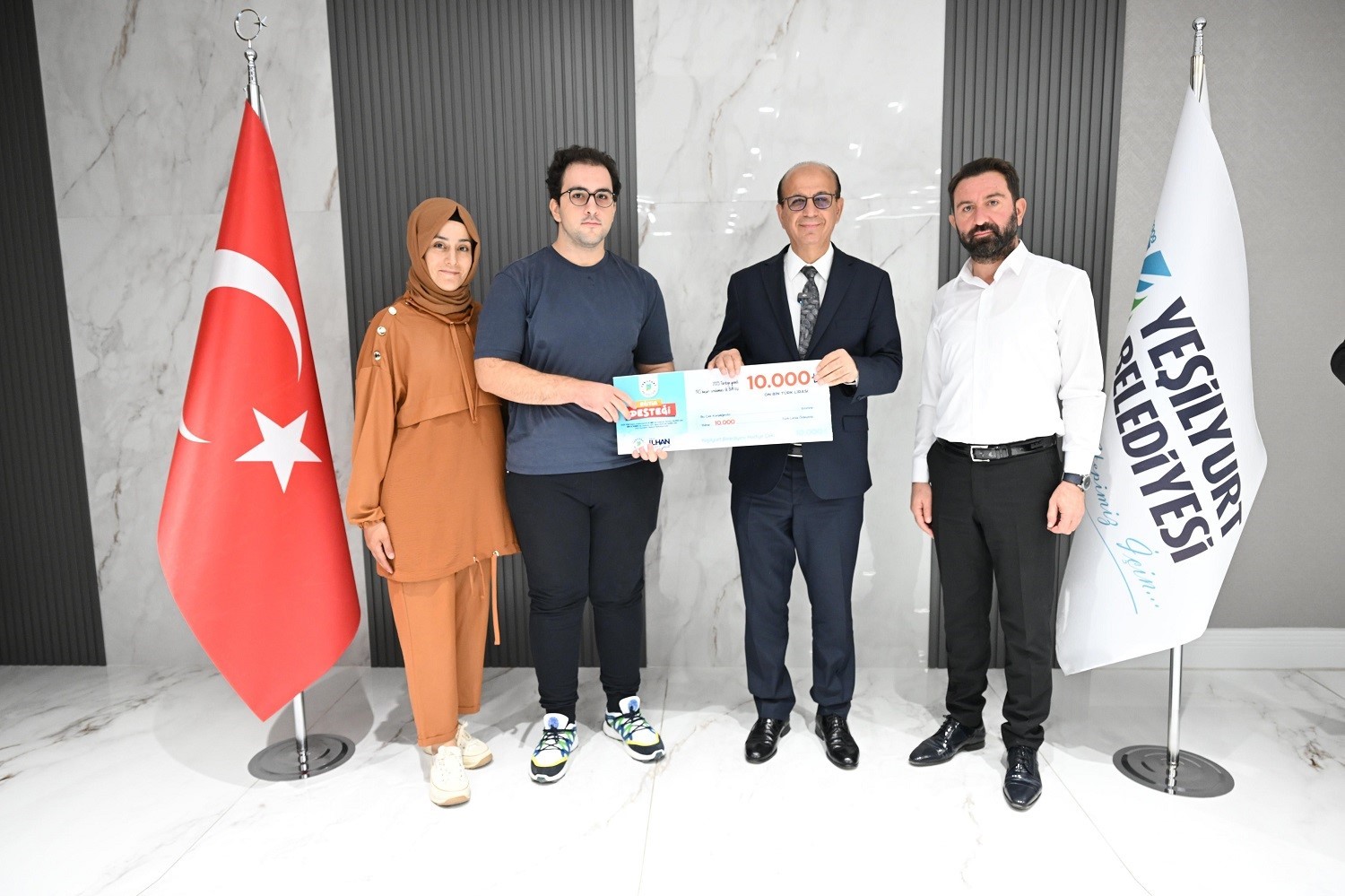 Yeşilyurt’ta YKS’de ilk 2 bine giren öğrencilere ödül 
