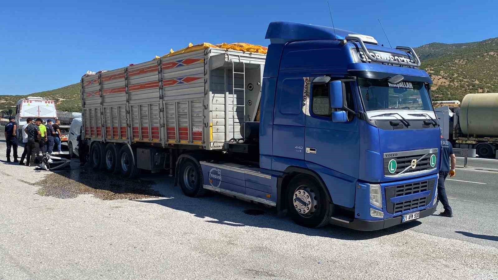 Elazığ’da hafif ticari araç tırın altına girdi: 1 ölü 