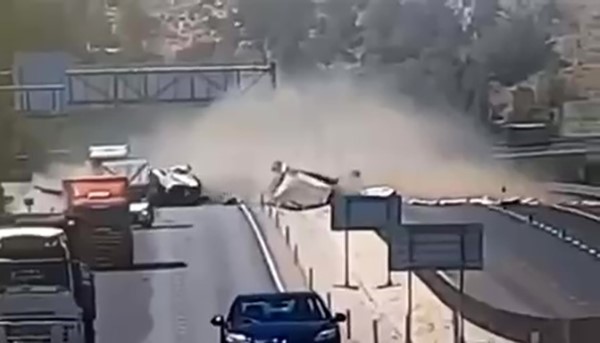 Tır ve dorsenin ayrılıp, yoldaki bariyeri yerinden koparan feci kaza kamerada 
