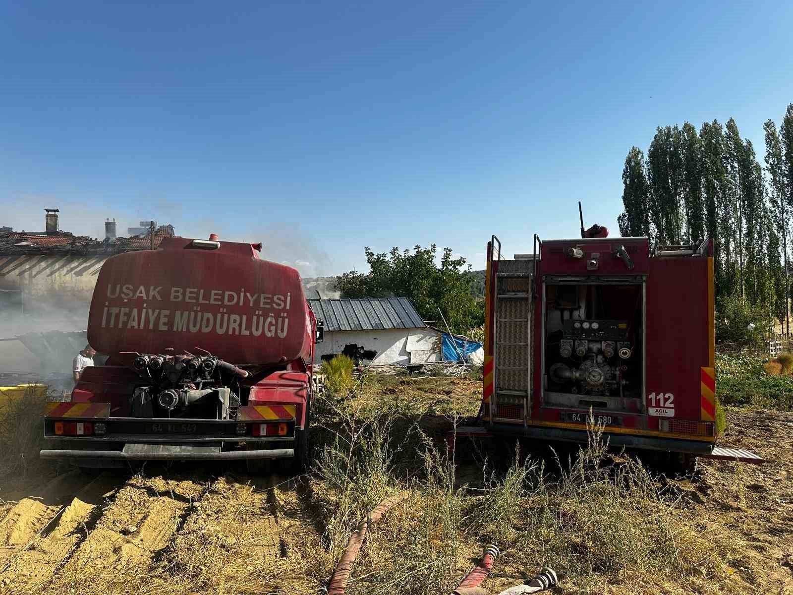 Uşak’ta 2 katlı ev ve ahır yangında küle döndü 