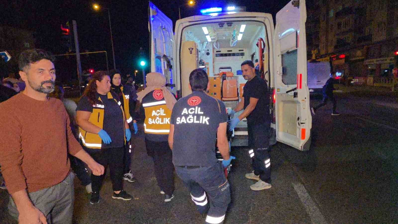 Hafif ticari araç yayaya çarptı 
