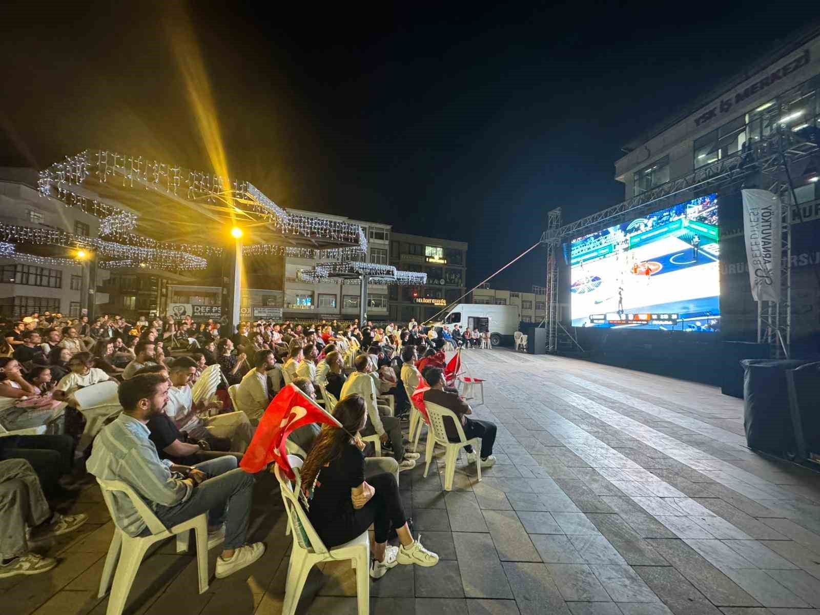 Arnavutköy’de yüzlerce kişi dev ekranda Türkiye-Yunanistan maçını izledi 