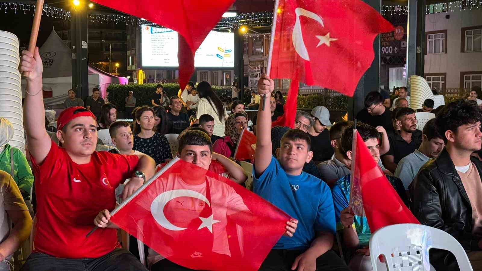 Arnavutköy’de yüzlerce kişi dev ekranda Türkiye-Yunanistan maçını izledi 