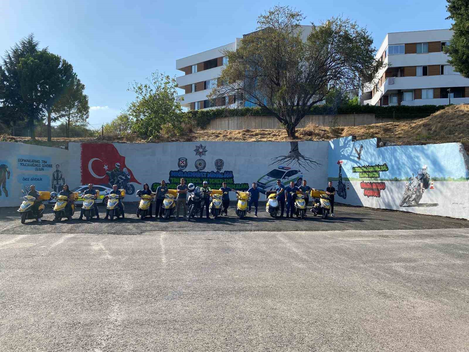 Muğla’da motosikletli kuryelere güvenli sürüş eğitimi verildi 