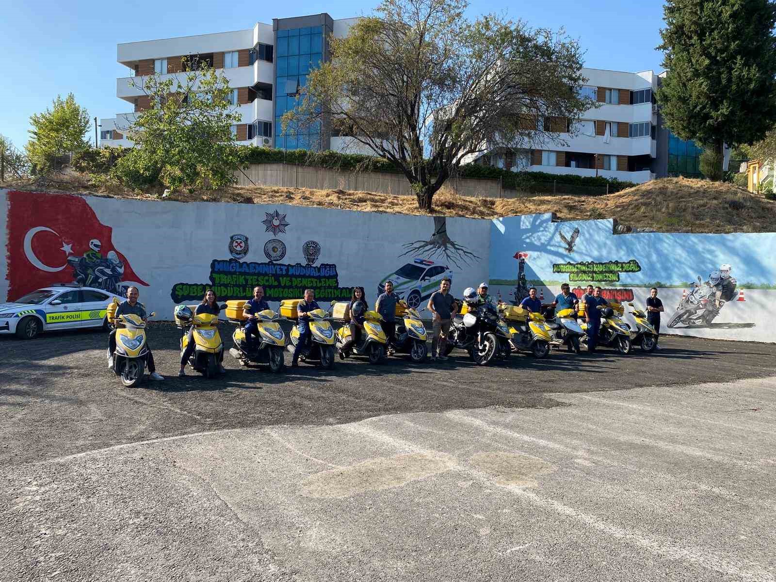 Muğla’da motosikletli kuryelere güvenli sürüş eğitimi verildi 