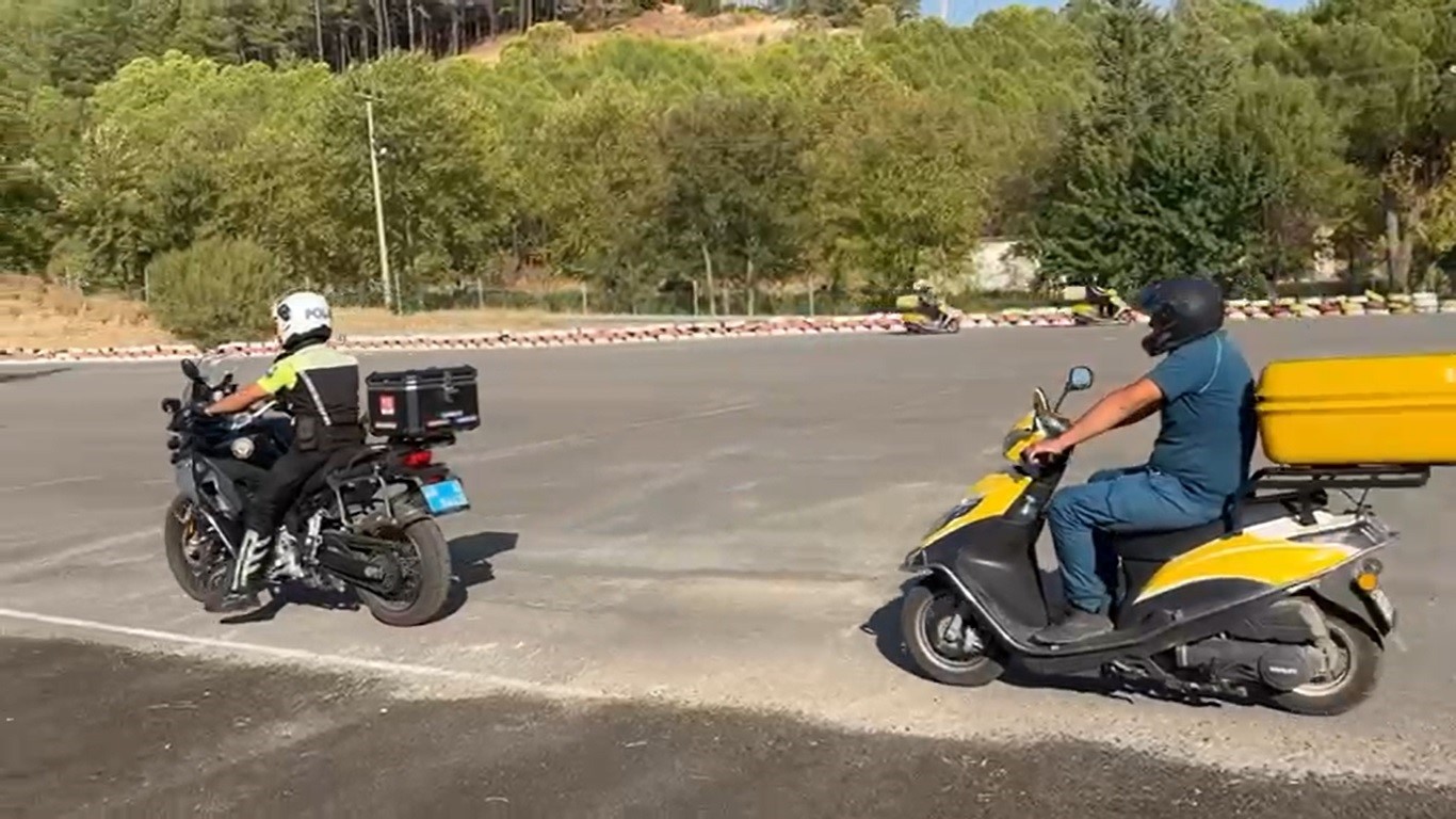 Muğla’da motosikletli kuryelere güvenli sürüş eğitimi verildi 
